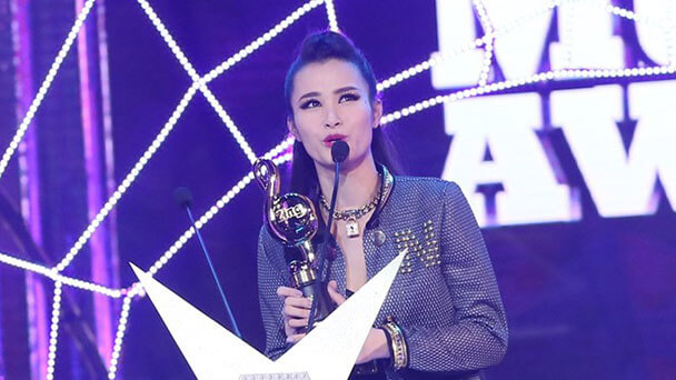 Tốt nghiệp Nhạc viện TP.HCM với tấm bằng Á khoa, Đông Nhi gia nhập công ty giải trí New Gen.